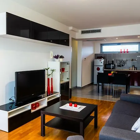 App - 1 Apartment *